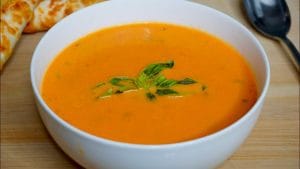Cómo preparar una sopa de tomate y albahaca