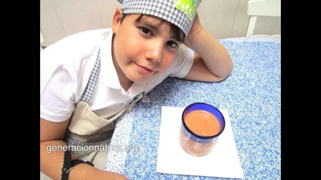 como-preparar-con-ninos-Como-se-elabora-el-gazpacho-andaluz-paso-a-paso - Recetitas.Com cómo preparar con niños Cómo se elabora el gazpacho andaluz paso a paso