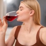 El uso de escupir vino en catas profesionales y su función técnica