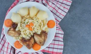 El plato combinado mantiene su presencia fundamental en las mesas españolas